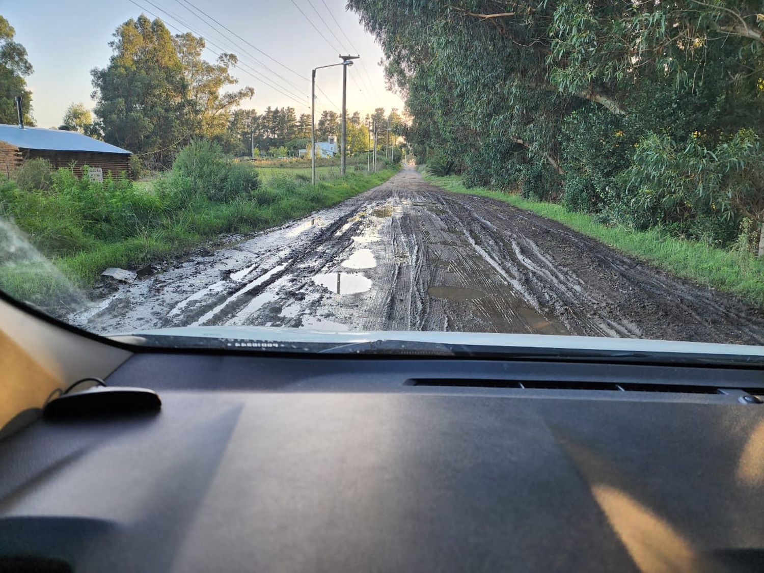 Vecinos de las inmediaciones a la Reserva Natural aseguran que el barro vuelve intransitable la calle.