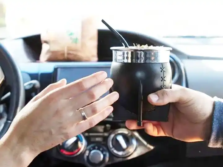 Multas de hasta $500.000 por tomar mate al volante: qué dice la Ley de Tránsito y cómo se aplica en las provincias