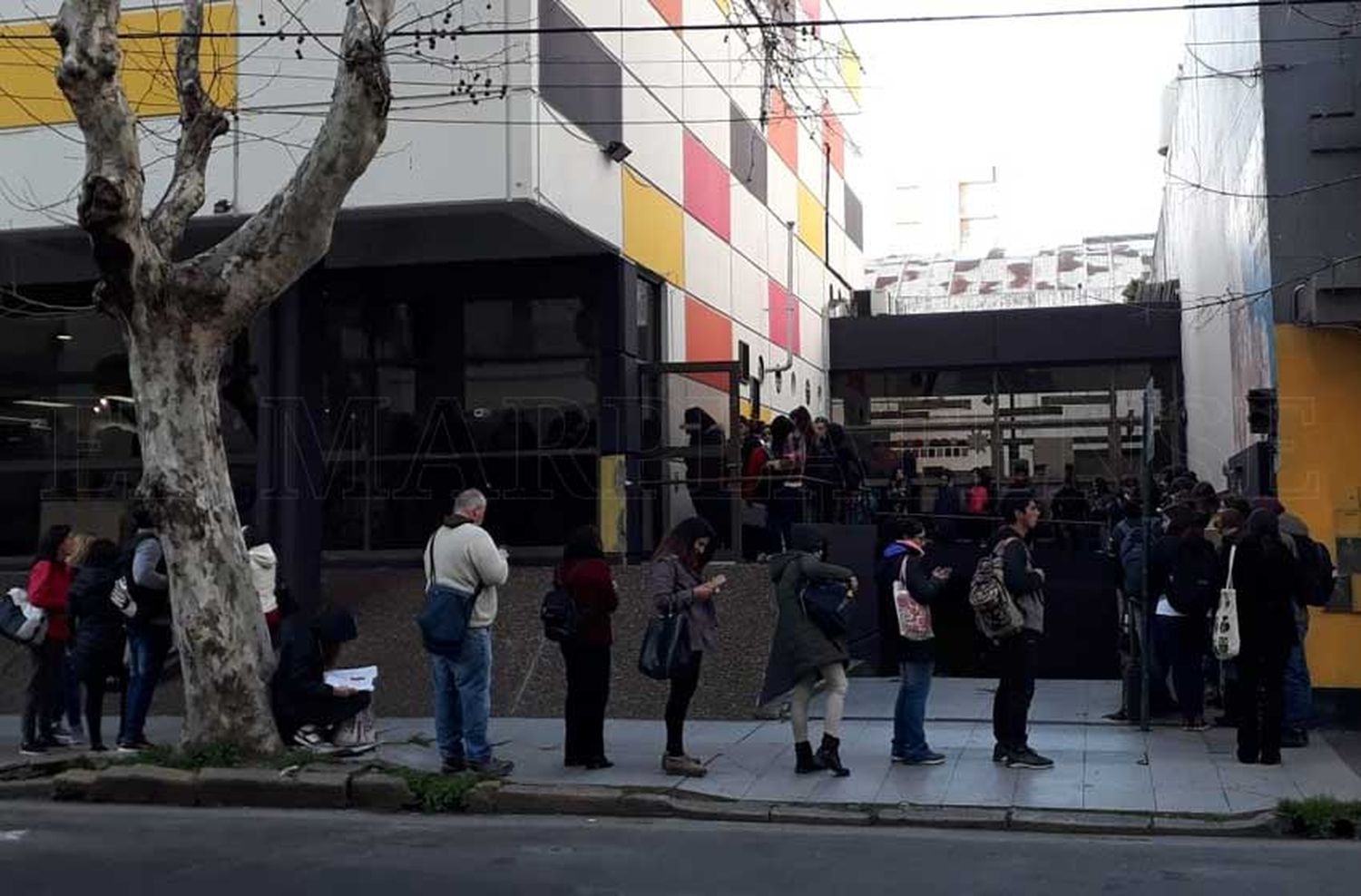 Largas filas para la inscripción de docentes municipales