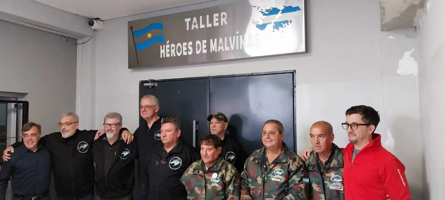 Los Veteranos de Guerra de Malvinas junto al director Mauricio Cabana (izquierda) y el jefe de Taller, Francisco Prola (derecha). Foto: Sur24