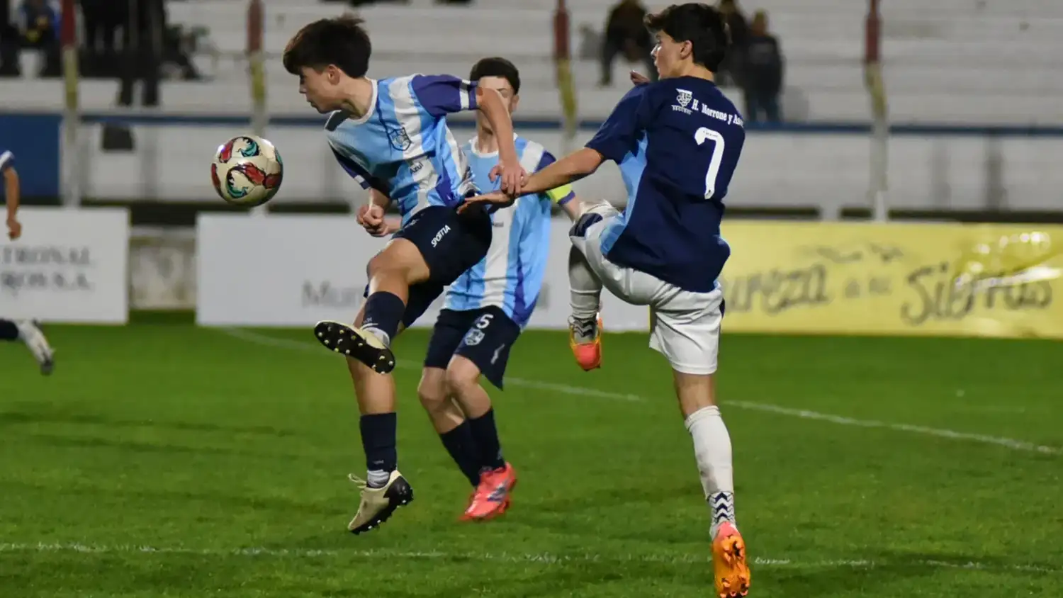 Santiago Creparula (7), en el partido entre Tandil y Azul.