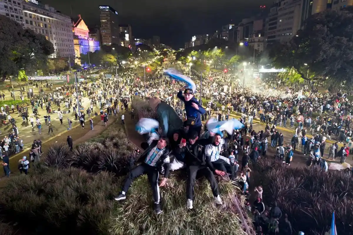 Incidentes y represión en el Obelisco tras los festejos