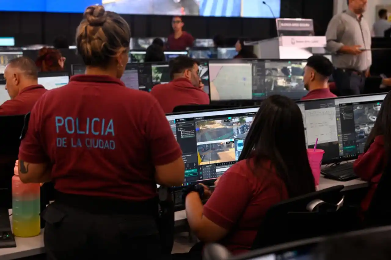 Los agentes del Centro de Monitoreo Urbano controlan cada rincón de la ciudad, gracias a las más de 16.000 cámaras.