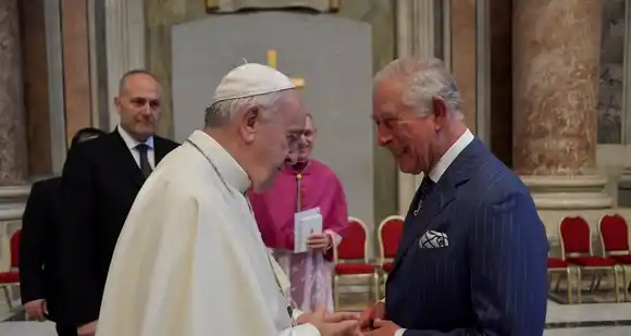 Carlos III y la reina Camila harán una “visita histórica” al papa Francisco