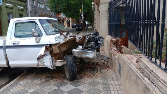 Choque en Mitre y Arnaldo: camioneta fue a dar contra el frente de una casa histórica