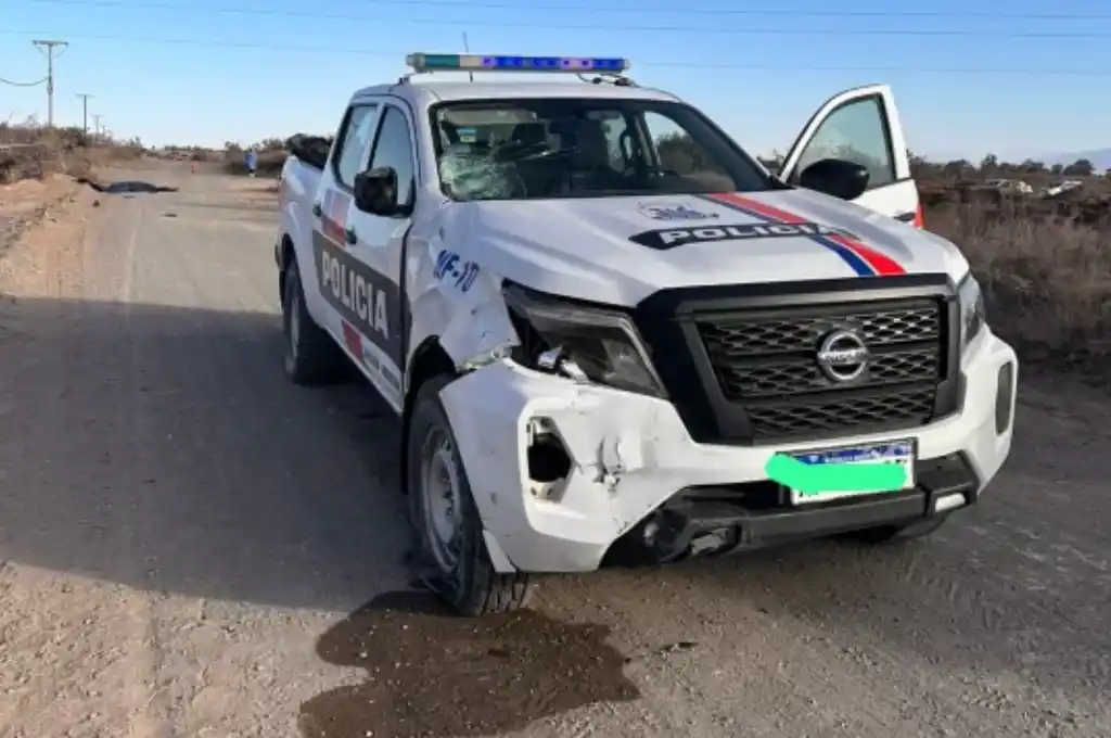 El impacto fue tan fuerte que el motociclista golpeó el guardabarros derecho de la camioneta Nissan.