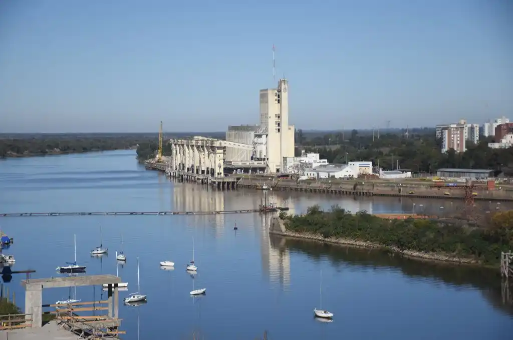 Lunes con cielo despejado en la ciudad de Santa Fe