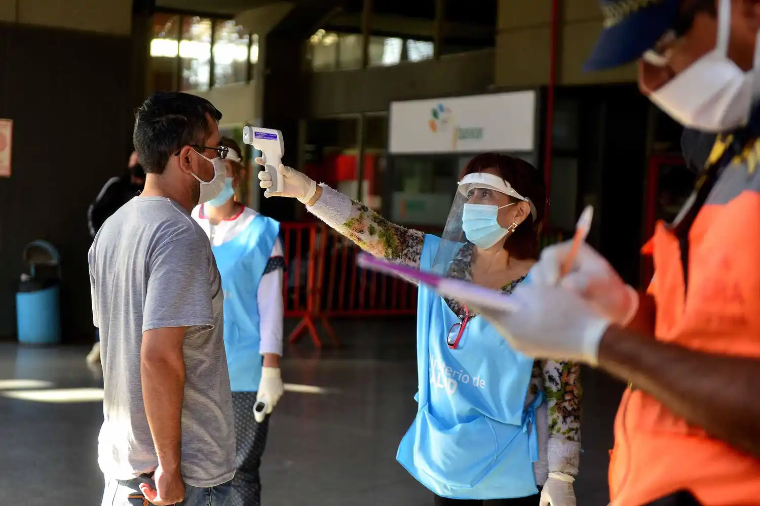 Se registraron 16 muertes y 983 casos en las últimas 24 horas en Argentina