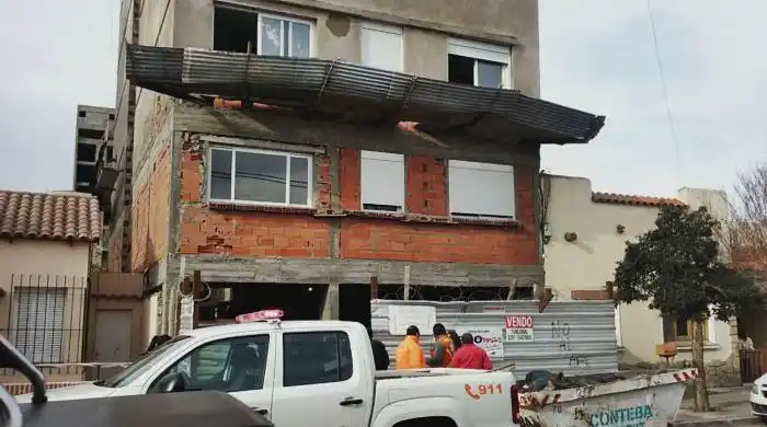 Bahía Blanca: Obrero cayó de un octavo piso y sobrevivió 