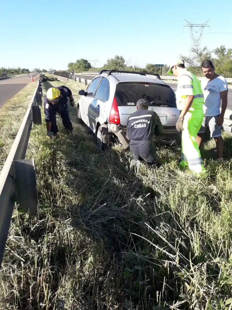 Choca contra un hierro, despista y termina estrellado 