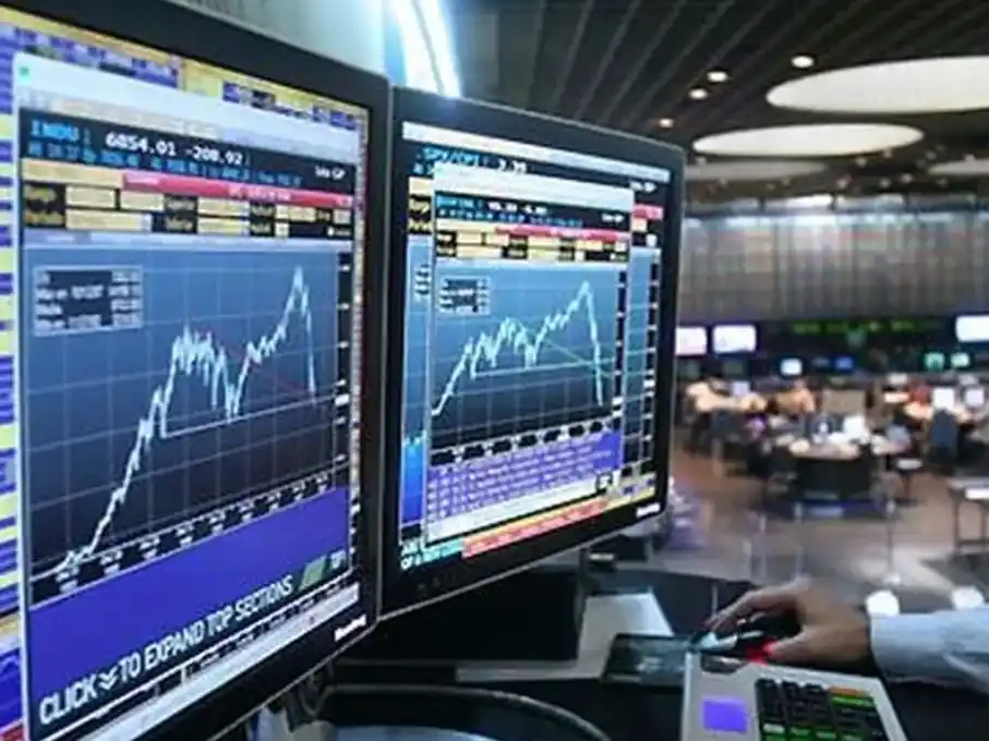 Acciones y bonos cayeron y el riesgo país subió hasta 850 en jornada de licitación de deuda.