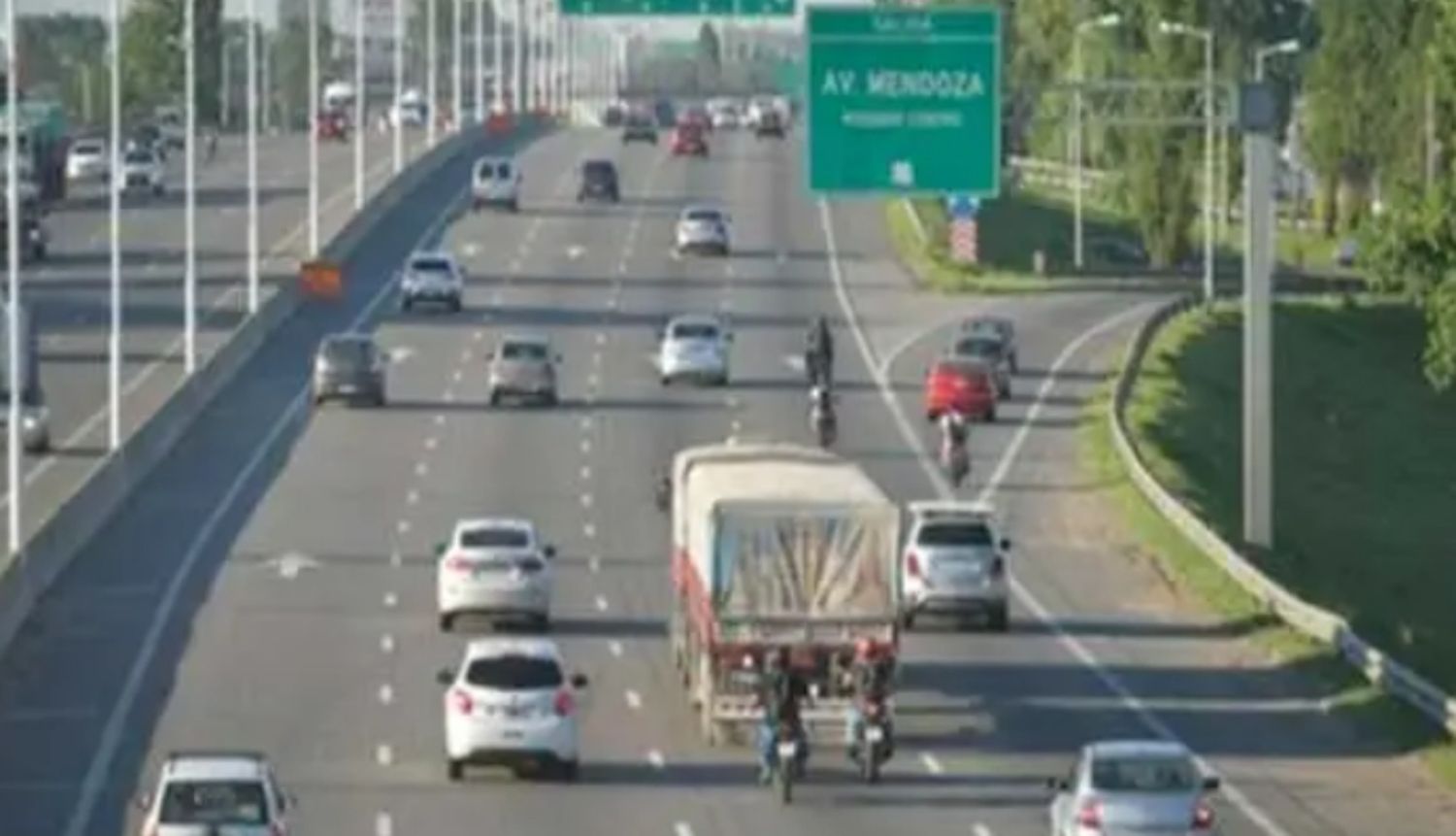 Le dispararon a una chica para robarle la moto