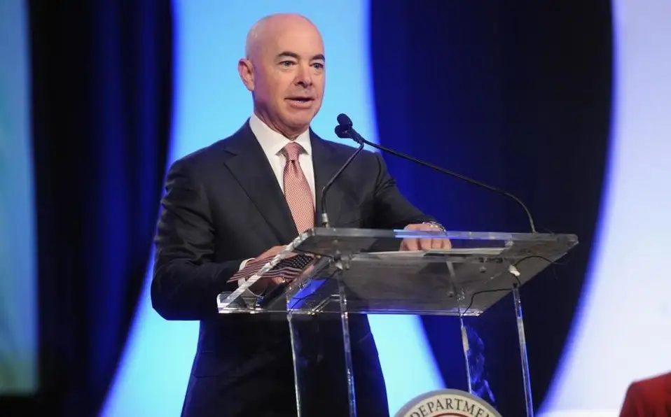 Biden nombró a un excanciller preocupado por el clima y a un latino en puestos clave
