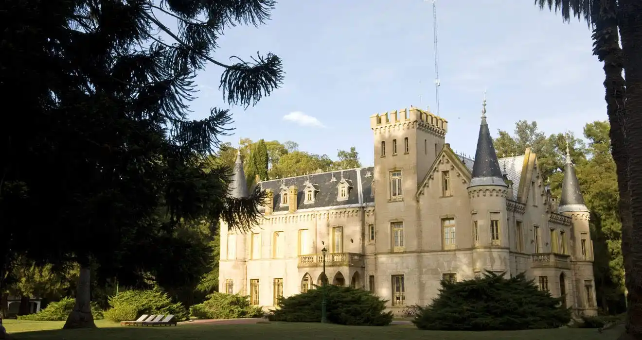 Es una imponente construcción de estilo europeo que revive el esplendor de la Belle Époque argentina.