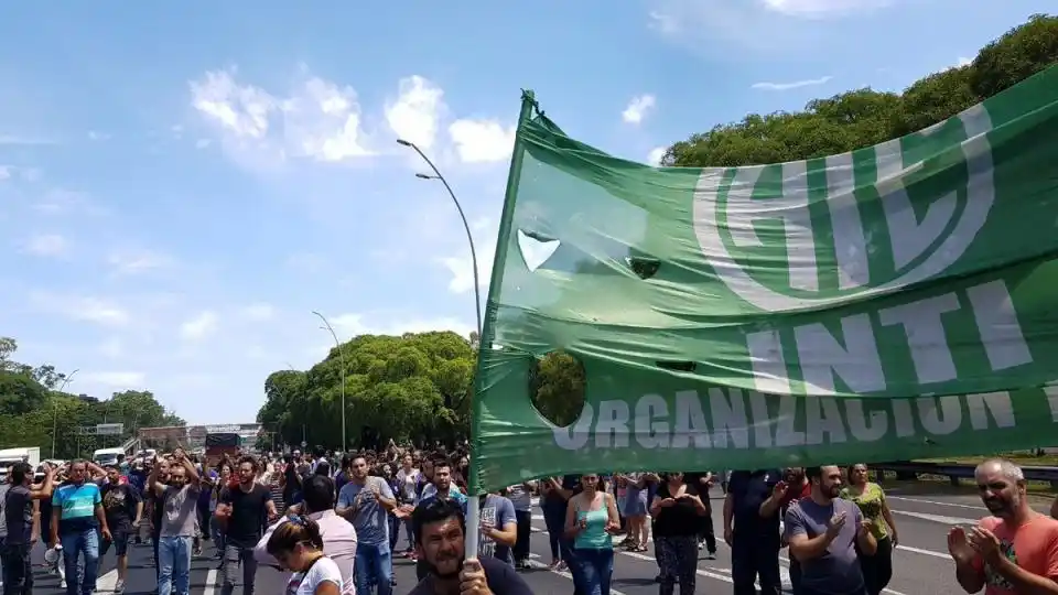 Marcha de ATE y UPCN con corte de General Paz por despidos en el INTI