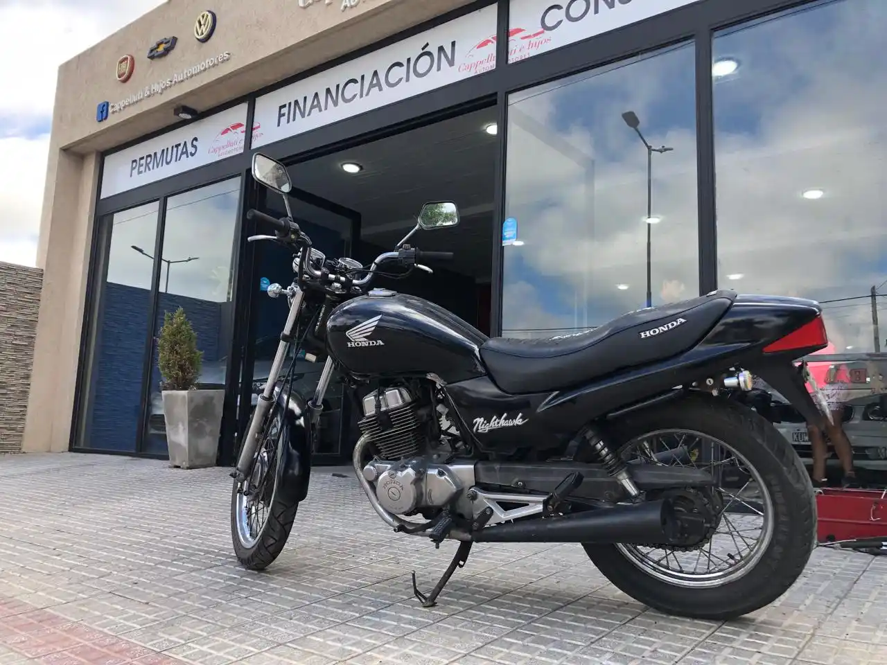 La concesionaria ubicada en Lunghi al 2400 sufrió el robo de tres motos y una suma de dinero en dólares.