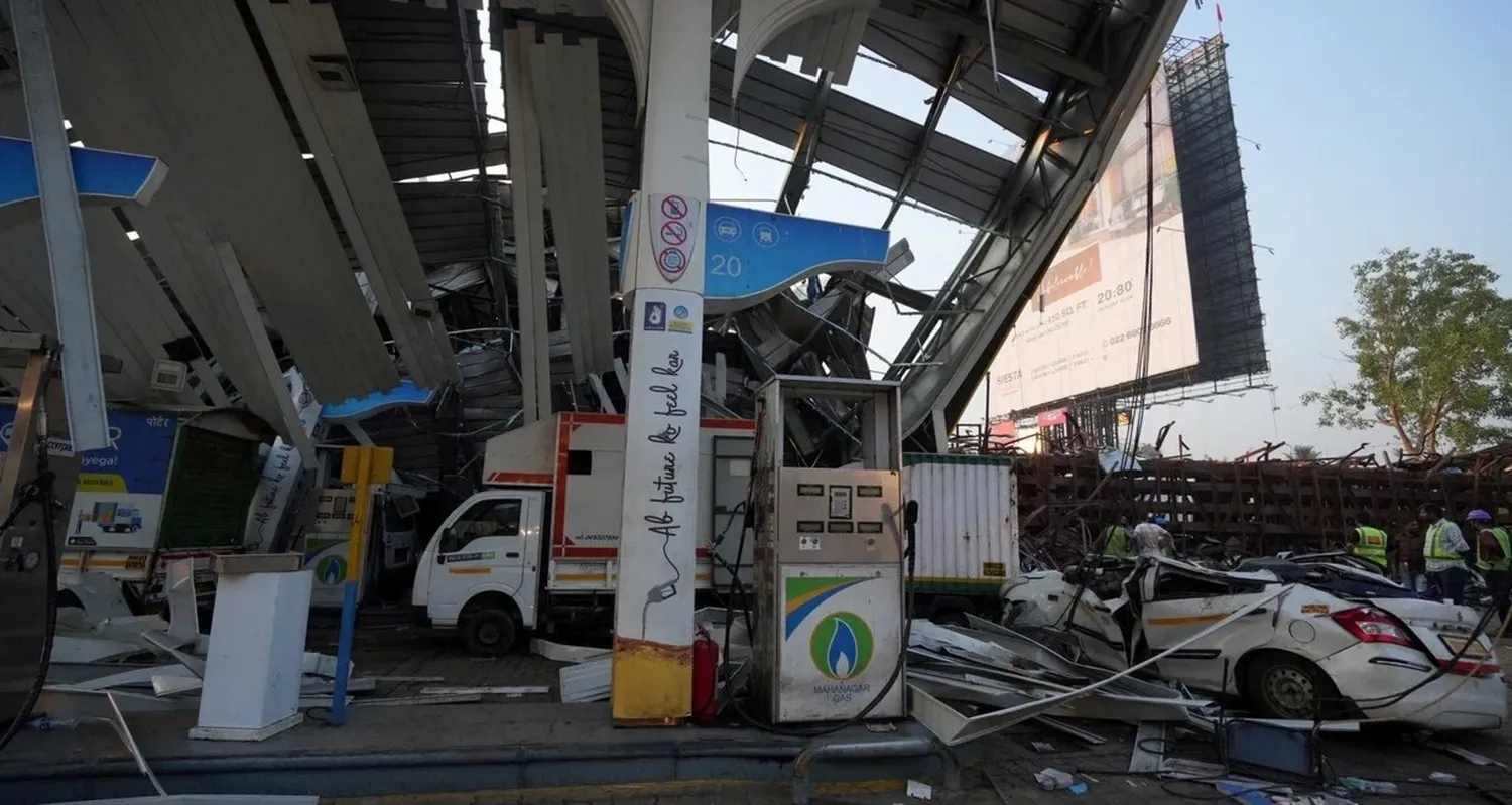 La pantalla se derrumbó sobre algunas casas y un surtidor de combustible. Fotos: Reuters