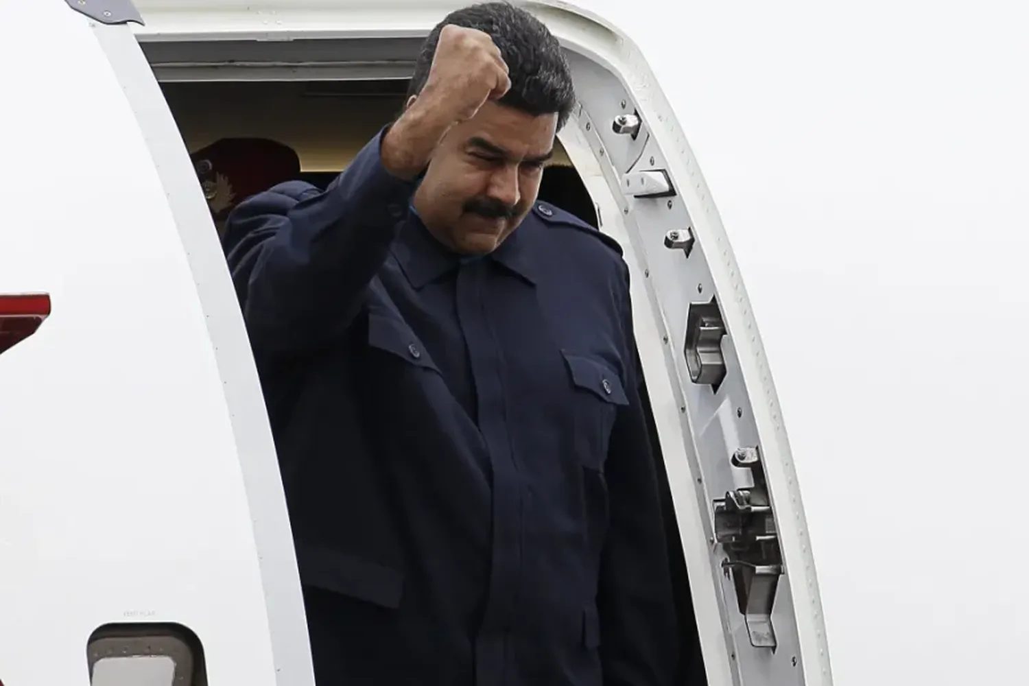 El presidente de Venezuela, Nicolás Maduro, desciende del avión presidencial, en una fotografía de archivo. EFE/Jeffrey Arguedas