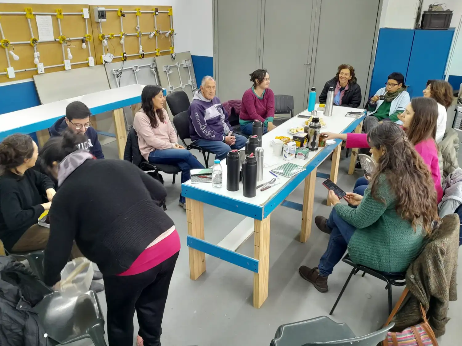 Fotografía de los conversatorios organizados por la Facultad de Humanas con organizaciones sociales. Tandil. Unicen.