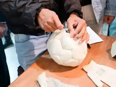 Internos entrerrianos se capacitan en la fabricación de pelotas para impulsar su reinserción social