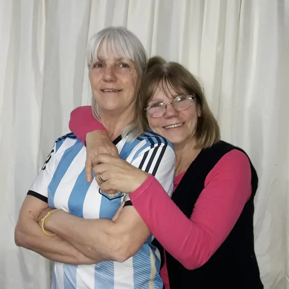 Adriana y Mirta Belloto, junto a sus respectivas familias, residen en Larroque desde hace más de 40 años.