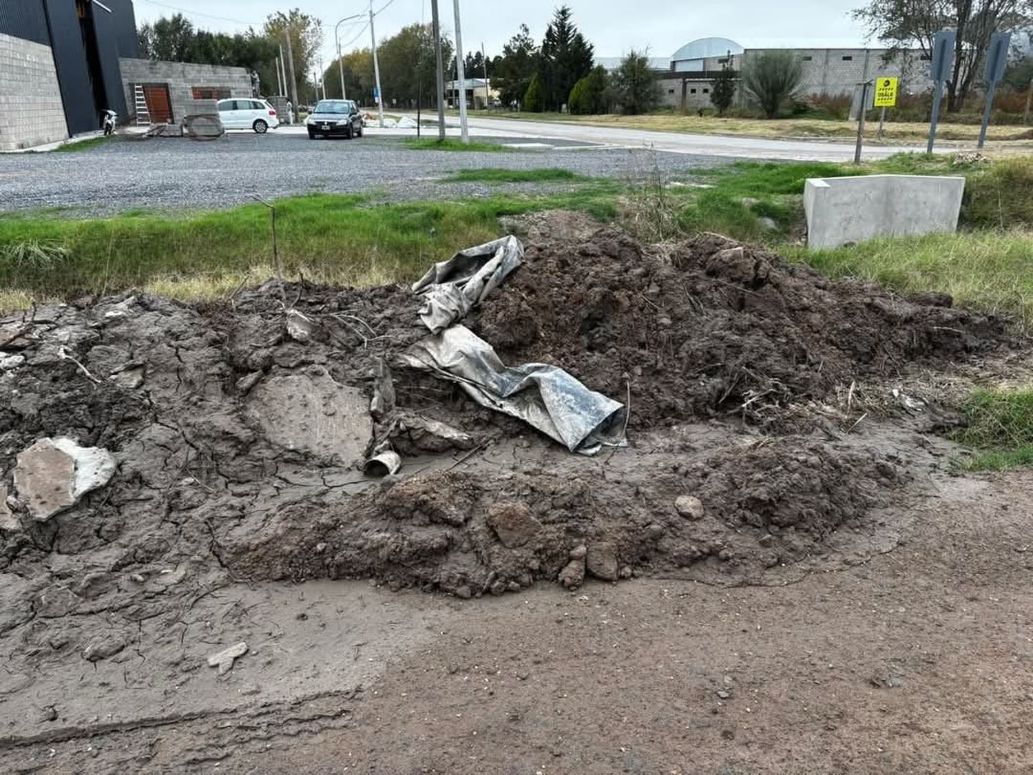 Irresponsables vuelven a arrojar basura en el canal Garibaldi