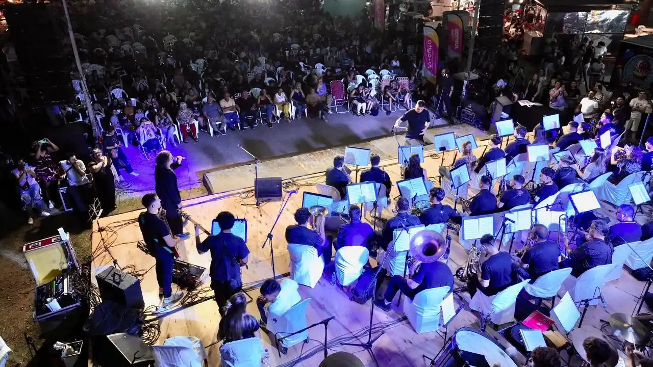 Una multitud en el concierto de cierre con más de 50 músicos en escena.