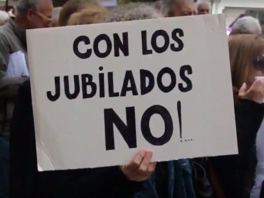 Hubo una marcha por los jubilados en plaza San Martín