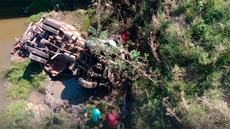 Murió una persona y otras dos sufrieron heridas al caer un camión desde un puente