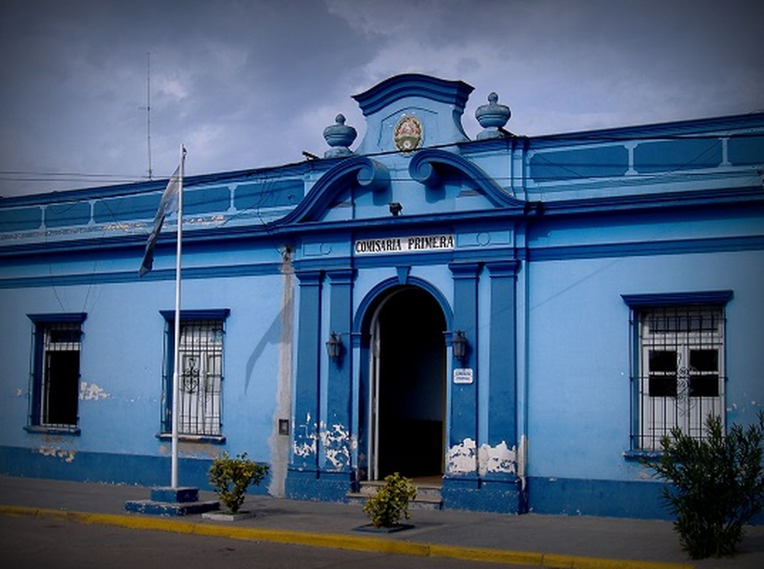 Un adolescente robó 6 celulares y otros rompieron vidrios en la escuela Rocamora