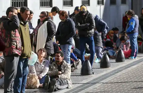 La caída del empleo formal en el sector privado fue seis veces mayor que en el público