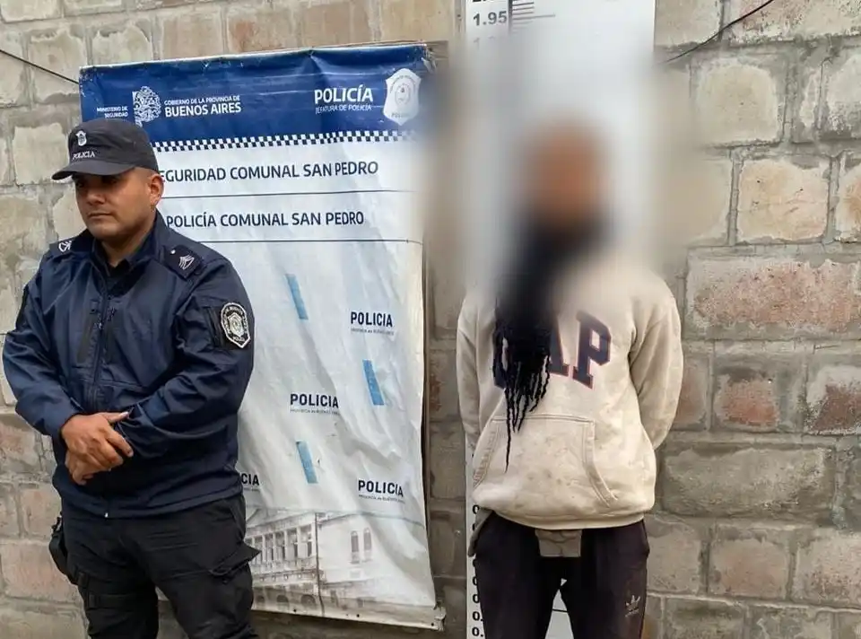 Tenía orden de captura y la policía lo atrapó porque fue identificado por una joven a la que intentó robarle el celular.