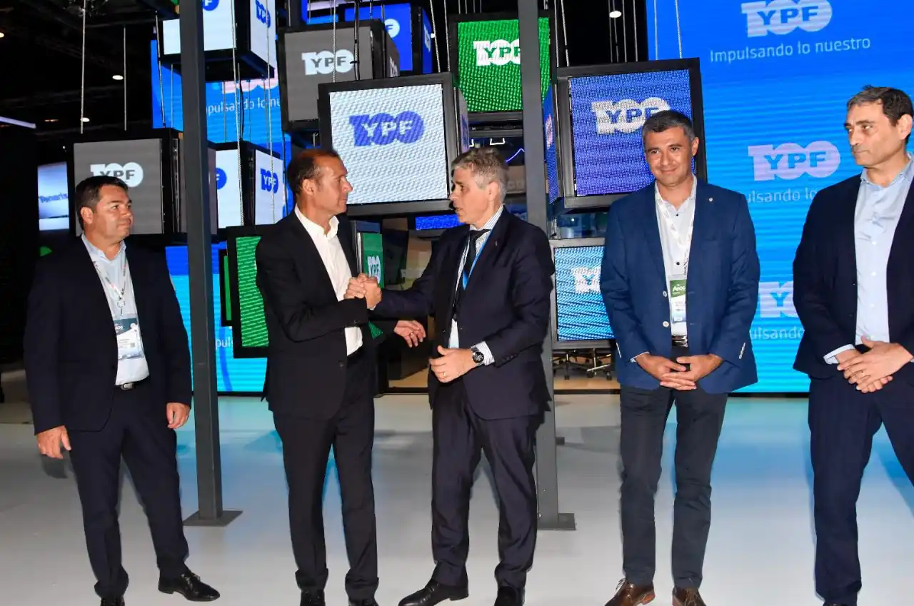 YPF dijo presente en la exposición Argentina Oil & Gas AOG 2022