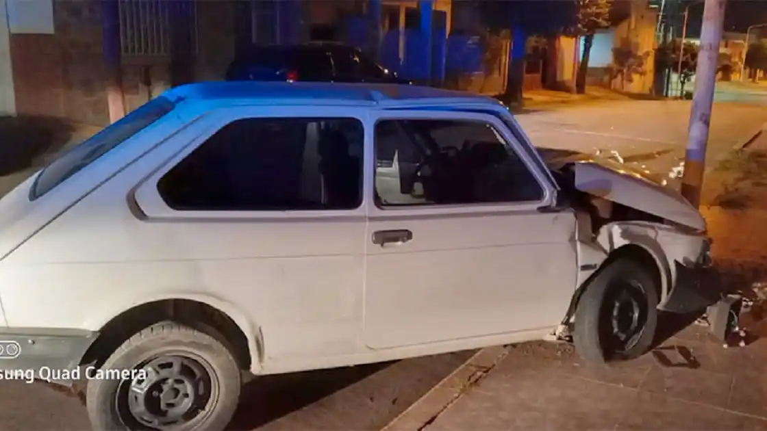 Tenía 3.1 puntos de alcohol en sangre: chocó un auto y una columna de la luz