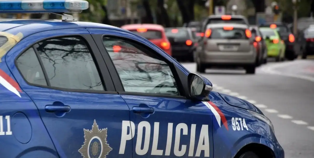 Intervención policial con un joven detenido.