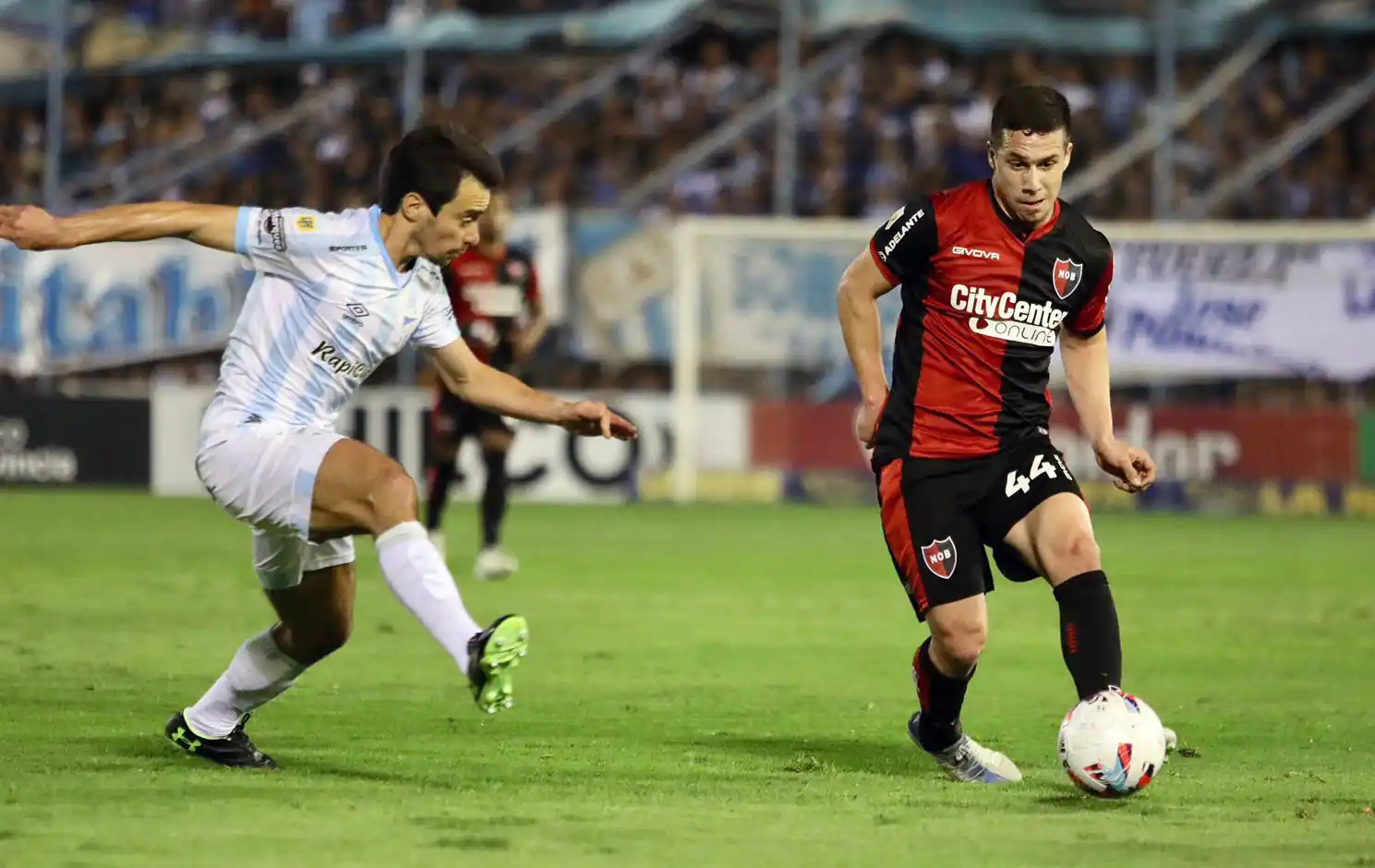 Rius sale al cruce frente a González.