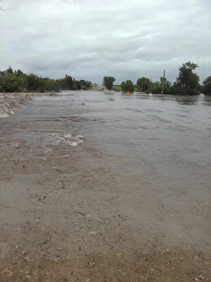 El agua provocó el corte de la ruta 11 entre Paraná y Diamante
