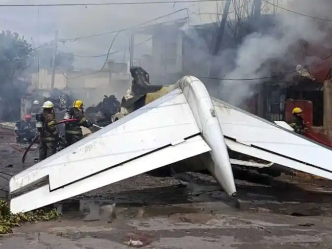 El choque provocó daños y otros focos ígneos en casas aledañas, lo que generó pánico entre los vecinos.