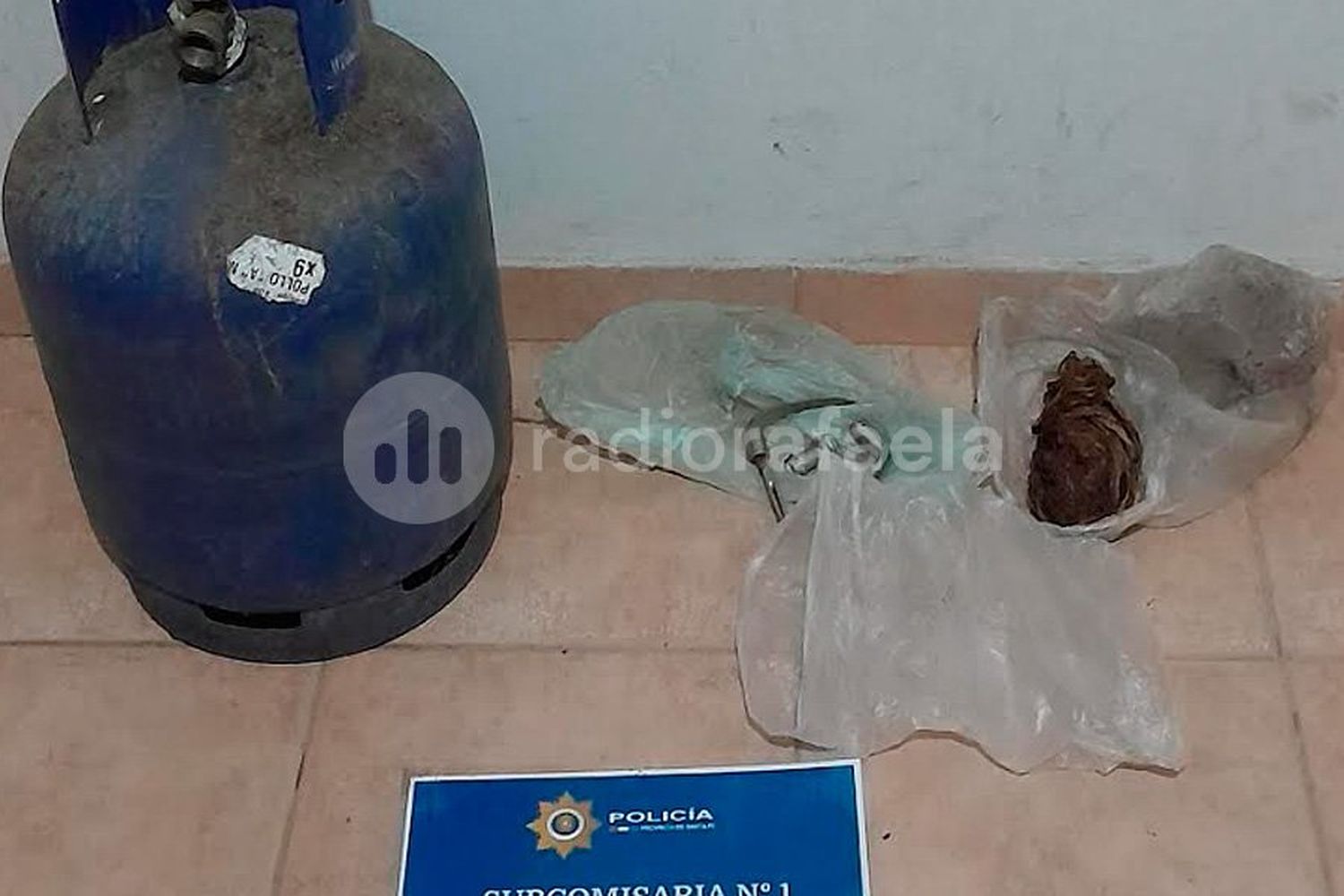 Atraparon a tres delincuentes con rollos de cobre, picaportes y hasta una garrafa al hombro