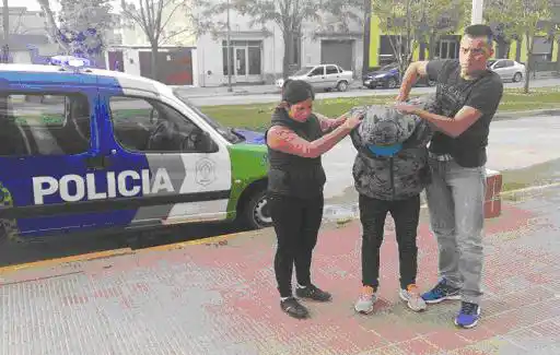 Cometió dos robos con armas y no se presentó al juicio oral