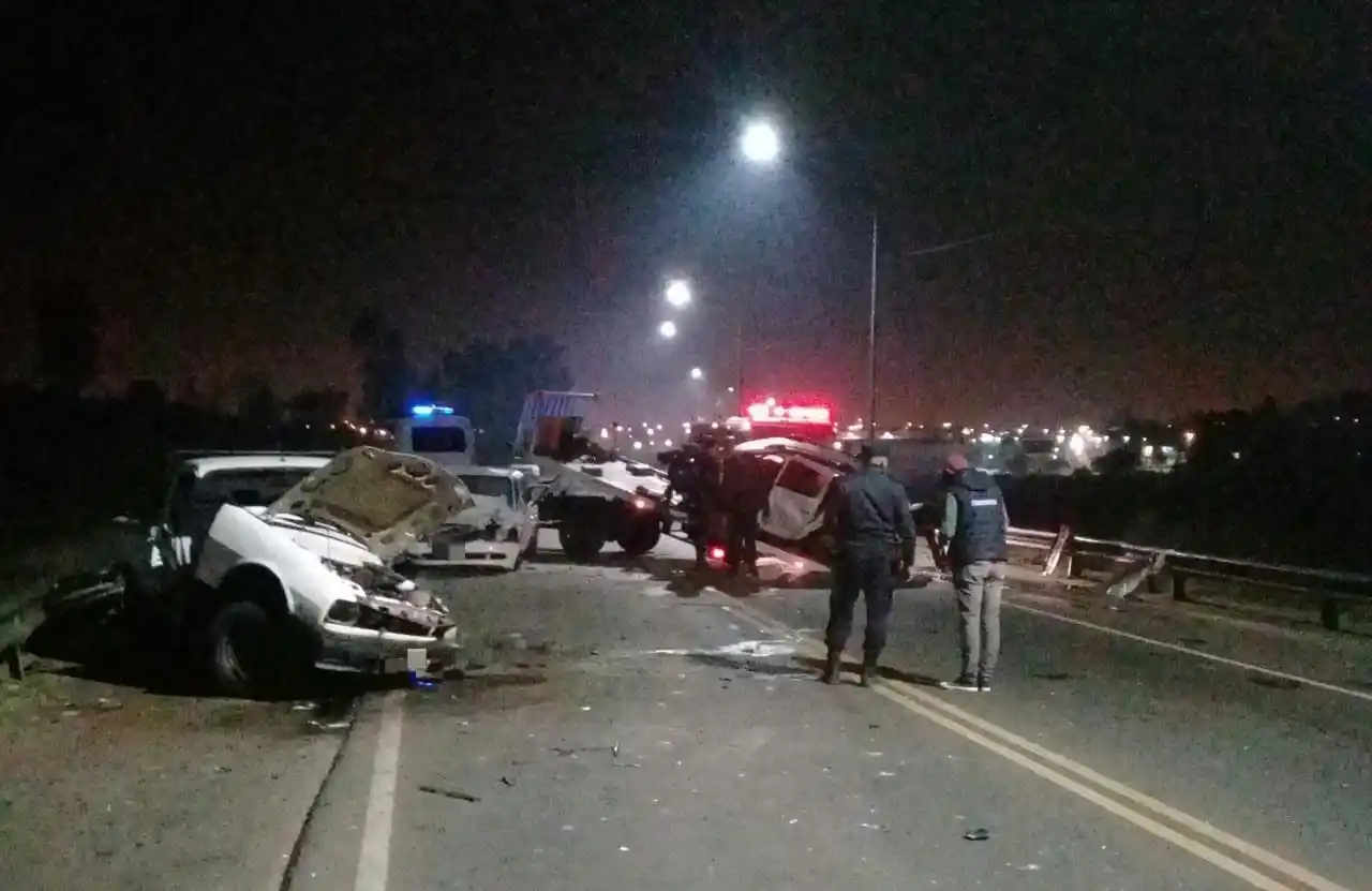 Fatal accidente en Avenida Frondizi: un fallecido, varios heridos graves y un conductor aprehendido