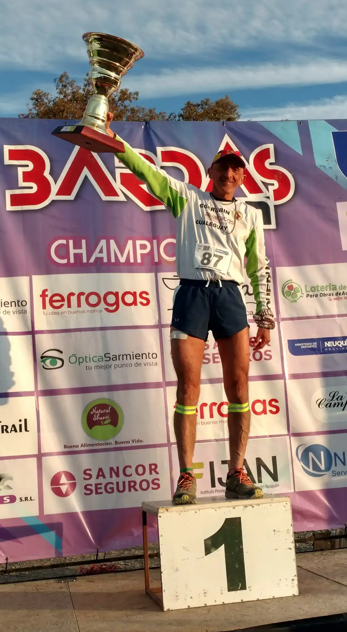 Festejando una de sus tantas carreras y copas-