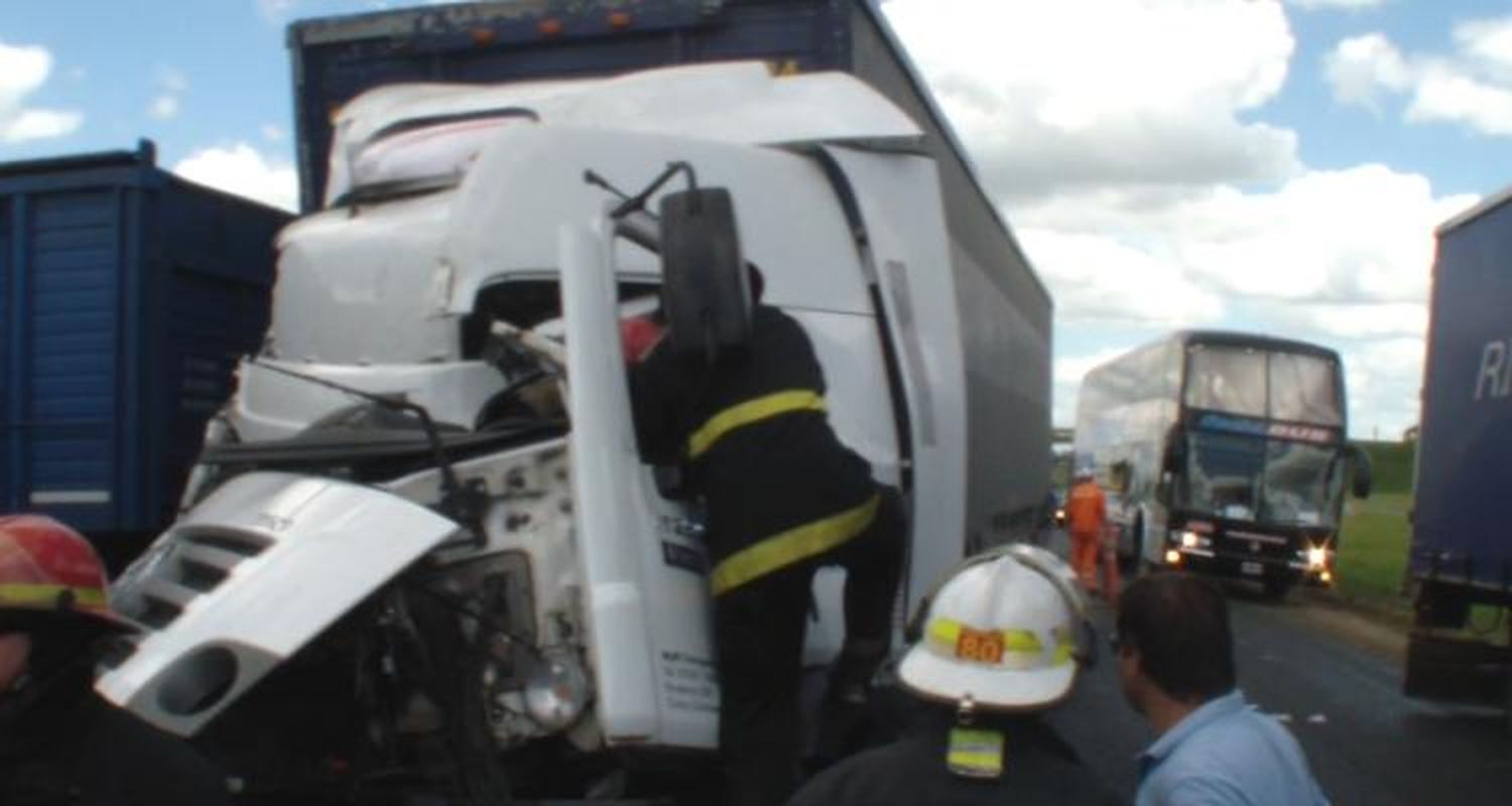 Dos camiones chocaron sobre la ruta 9