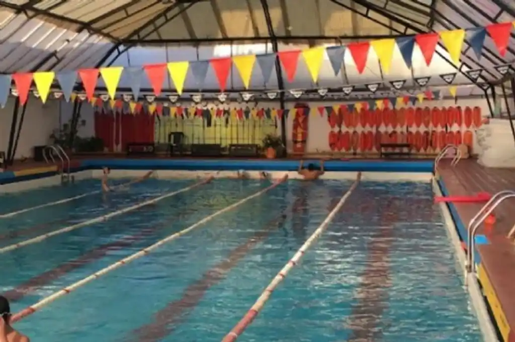 La pileta del salón de eventos en el barrio Roque González.