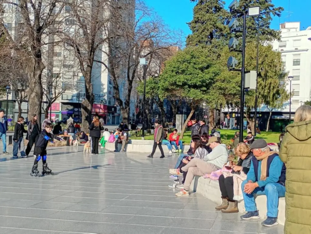 Disfrutando del sol en una plaza del centro de la ciudad de La Plata.