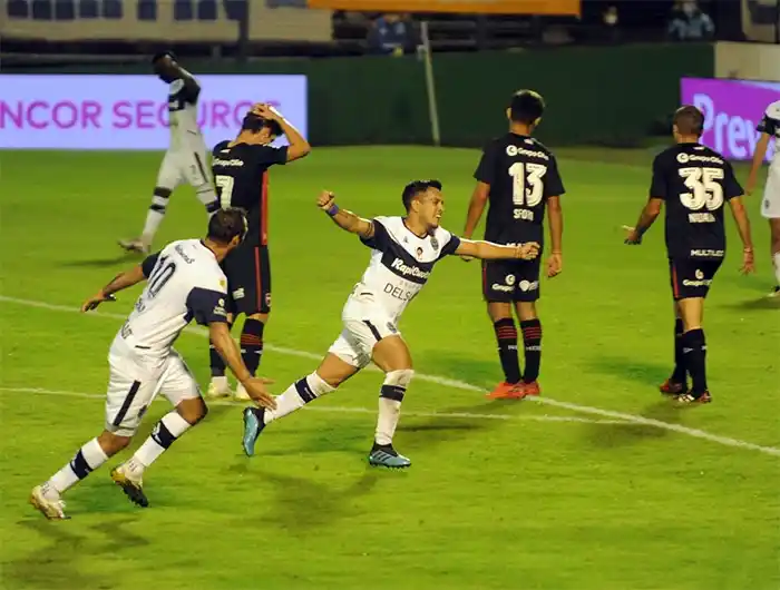 Gimnasia se quedó con el invicto de Burgos en Newell’s
