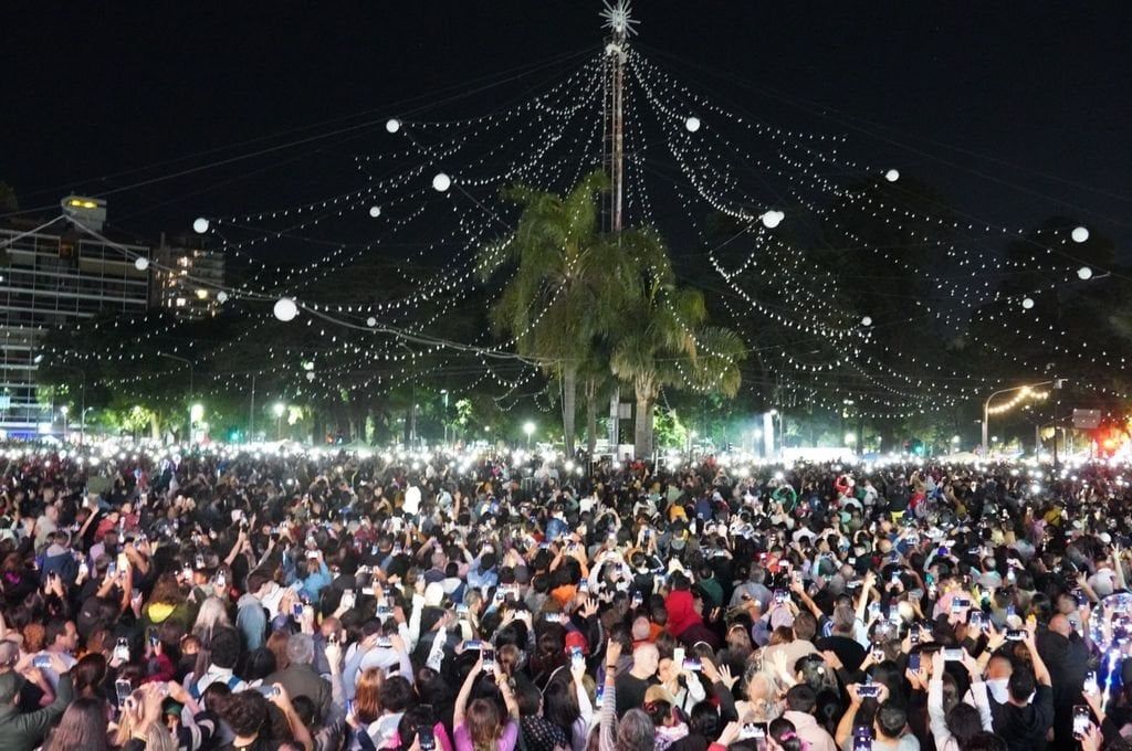 A escasos segundos de las 24 del sábado, comenzó la cuenta regresiva hacia el encendido de la imponente estructura dotada de 3.000 lámparas led. Foto: Gentileza.