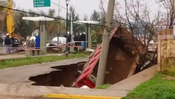 Un cráter de 5 metros se "tragó" un camión en Berazategui