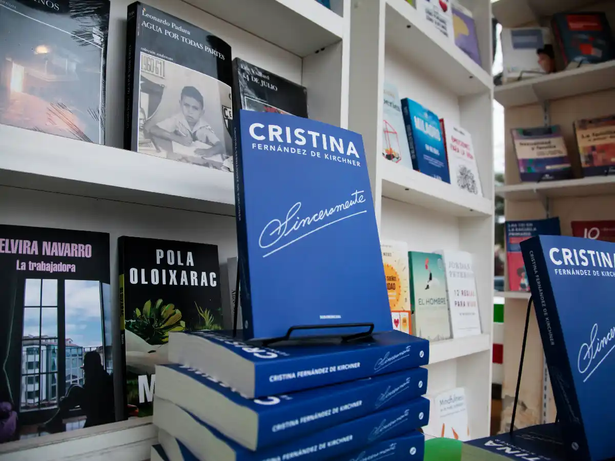 "Sinceramente", de Cristina Kirchner, continúa liderando el ranking de los libros más vendidos