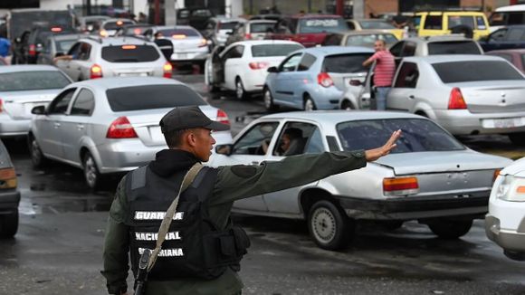 ¿DÓNDE ESTÁ LA GASOLINA? Regresa el fantasma de las colas a las estaciones de servicio del país: así están en Caracas (+Video)